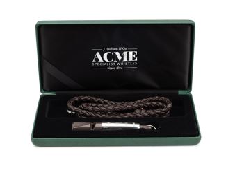 ACME píšťalka 211 1/2 Sterling silver sleeve je exkluzivní píšťalka s objímkou od firmy ACME. Ideální jako dárek.